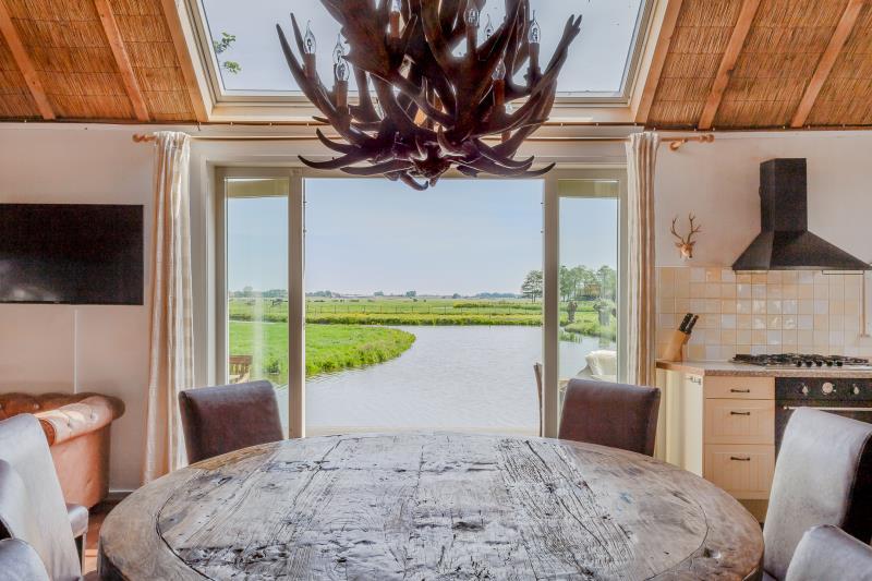 Kamer met ronde tafel en keuken